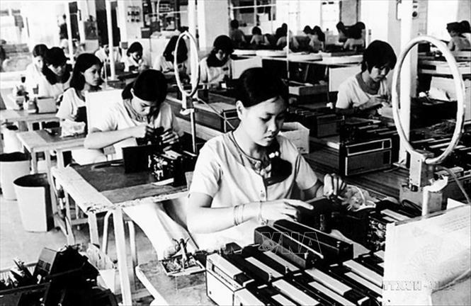 Thành ủy thành phố Hồ Chí Minh đã tập trung giải quyết nhiều vấn đề cấp bách, đặc biệt là khôi phục sản xuất và ổn định tình hình kinh tế - xã hội sau chiến tranh. Xưởng lắp ráp máy thu hình National (Sài Gòn) tiếp tục hoạt động phục vụ nhu cầu của nhân dân. Ảnh: Tư liệu/TTXVN phát