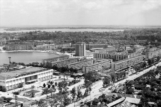 Giai đoạn 1975-1986, Đảng lãnh đạo cả nước thực hiện hai kế hoạch phát triển kinh tế – xã hội là Kế hoạch 5 năm lần thứ hai (1976-1980) và Kế hoạch 5 năm lần thứ ba (1981-1985), khắc phục từng bước những hậu quả nặng nề của chiến tranh. Trong ảnh: Khu Giảng Võ, Hà Nội (1985). Ảnh: Cao Phong - TTXVN