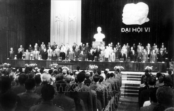 Đại hội đại biểu toàn quốc lần thứ VI của Đảng họp từ ngày 15 đến 18/12/1986 tại Thủ đô Hà Nội với sự tham dự của 1.129 đại biểu, đại diện cho gần 1,9 triệu đảng viên trong cả nước. Đại hội VI đã đề ra đường lối đổi mới toàn diện theo định hướng XHCN, đưa đất nước ta vượt qua cuộc khủng hoảng Kinh tế - Xã hội nghiêm trọng, đạt được những thắng lợi mang ý nghĩa quyết định cho những năm phát triển tiếp theo. Ảnh: TTXVN