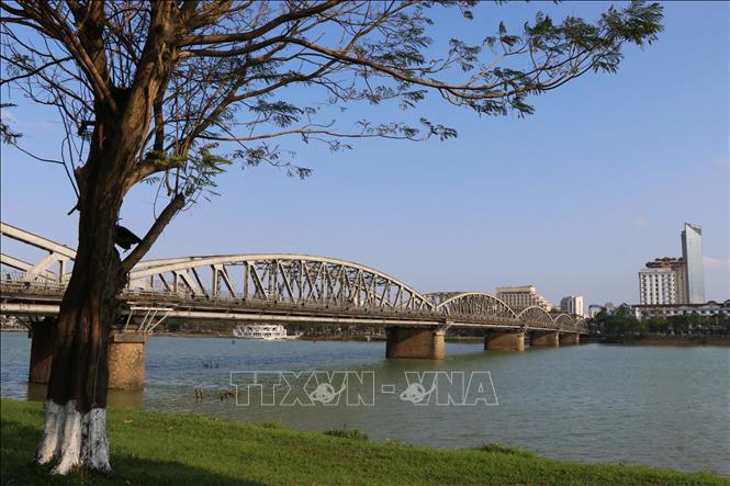Cầu Trường Tiền hơn 100 năm tuổi bắc qua sông Hương, là biểu tượng nối liền quá khứ và hiện tại của đô thị di sản Huế. Ảnh: Nguyên Lý - TTXVN