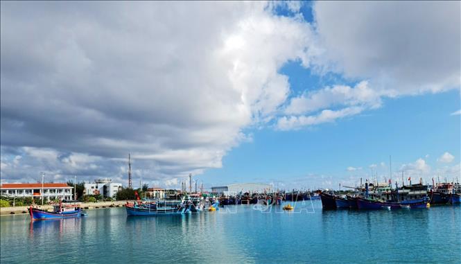 Tàu cá của ngư dân vào neo đậu tại âu tàu đảo Trường Sa. Ảnh: TTXVN phát 