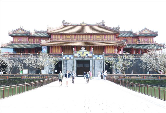 Du khách tham quan Đại Nội 