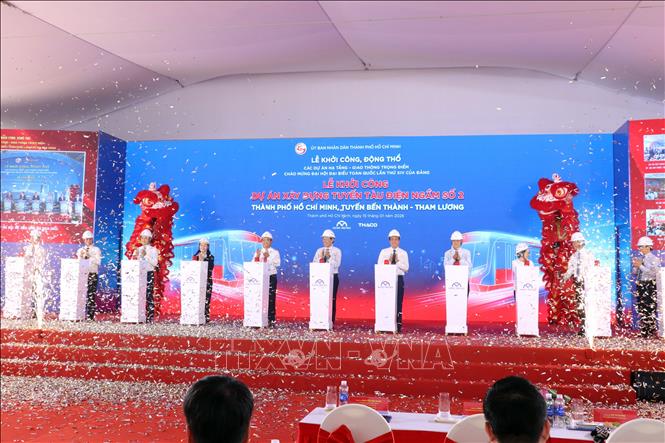 Các đại biểu thực hiện nghi thức khởi công dự án metro Bến Thành - Tham Lương. Ảnh: Tiến Lực - TTXVN