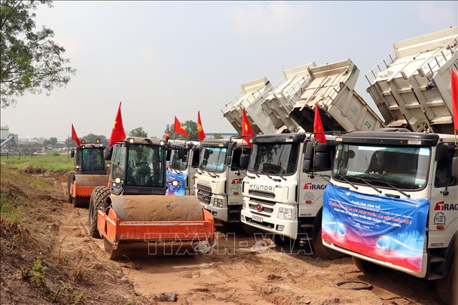 Các phương tiện thực hiện khởi công dự án metro Bến Thành - Tham Lương. Ảnh: Tiến Lực - TTXVN