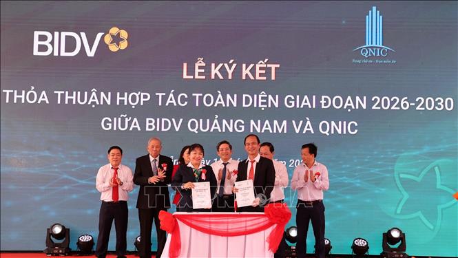 Ký kết hợp tác giữa Ngân hàng và chủ đầu tư dự án nhà ở xã hội khu dân cư An Phú tại phường Quảng Phú, thành phố Đà Nẵng. Ảnh: Trần Tĩnh - TTXVN