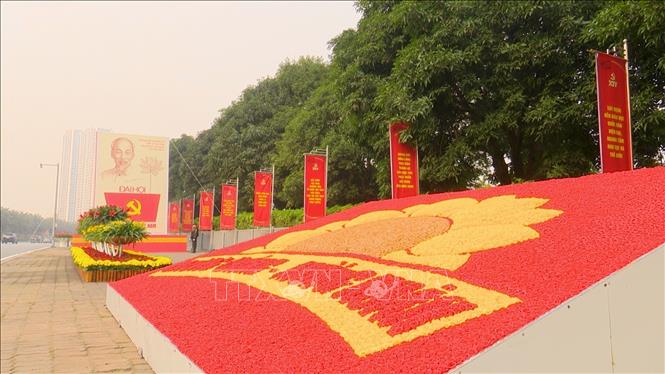 Thủ đô Hà Nội trang hoàng rực rỡ chào mừng Đại hội đại biểu toàn quốc lần thứ XIV của Đảng. Ảnh: Hùng Mạnh - TTXVN.