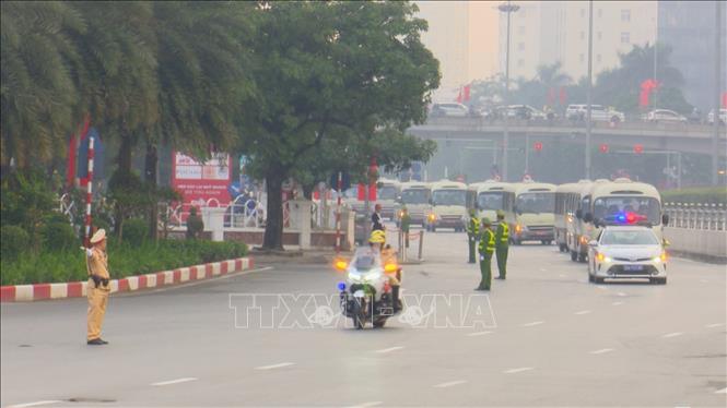 Lực lượng chức năng tổ chức phân luồng, điều tiết giao thông tại các tuyến đường dẫn về Trung tâm Hội nghị Quốc gia. Ảnh: Hùng Mạnh - TTXVN.