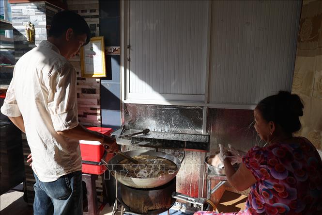 Sản xuất chả cá tại cơ sở chả cá của bà Võ Thị Tám ở khu phố Hải Trung, xã Phước Hải. Ảnh: Hoàng Nhị - TTXVN.