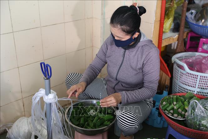 Chả cá hấp được bọc trong lá chuối, xâu từng chùm 50-55 cái, đây là loại chả được nhiều người ưu chuộng. Ảnh: Hoàng Nhị - TTXVN.