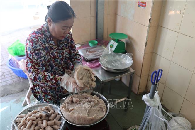 Làm chả cá hấp tại cơ sở chả cá Mười, khu phố Hải An, xã Phước Hải. Ảnh: Hoàng Nhị - TTXVN.