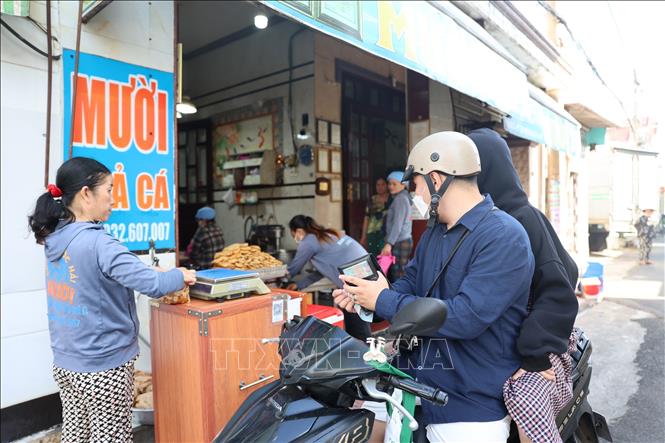 Đến du lịch tại Phước Hải nhiều người đã tìm đến mua chả cá tại cơ sở chả cá Mười, khu phố Hải An, xã Phước Hải. Ảnh: Hoàng Nhị - TTXVN.