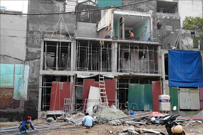 Tận dụng vị trí đắc địa vừa có được, nhiều chủ hộ gấp rút thay đổi kết cấu, nâng tầng và mở rộng không gian sử dụng. Ảnh: Vũ Quang – TTXVN