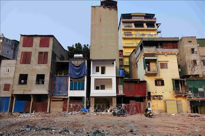 Những ngôi nhà trên phố Đê La Thành đang được người dân hối hả sửa sang mở mặt tiền mới. Ảnh: Vũ Quang – TTXVN