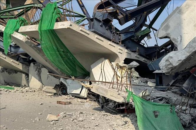 Hiện trường vụ sập cần cẩu tại công trường xây dựng ở tỉnh Samut Sakhon, Thái Lan, ngày 15/1/2026. Ảnh: THX/TTXVN