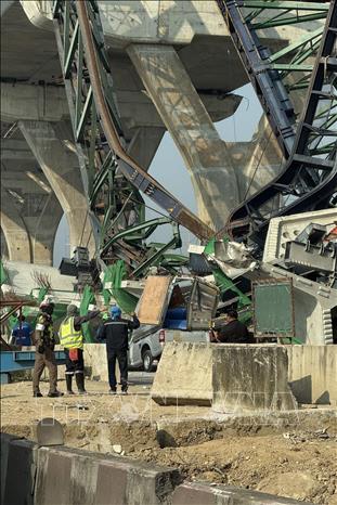 Hiện trường vụ sập cần cẩu tại công trường xây dựng ở tỉnh Samut Sakhon, Thái Lan, ngày 15/1/2026. Ảnh: THX/TTXVN