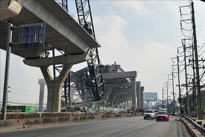 Hiện trường vụ sập cần cẩu tại công trường xây dựng ở tỉnh Samut Sakhon, Thái Lan, ngày 15/1/2026. Ảnh: THX/TTXVN