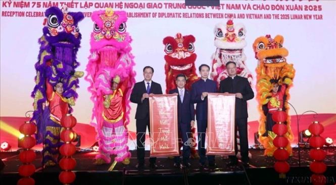 Đại diện lãnh đạo của Việt Nam và Đại sứ Trung Quốc tại Việt Nam, ông Hà Vĩ khai mạc buổi lễ kỷ niệm 75 năm thiết lập quan hệ ngoại giao Việt Nam - Trung Quốc (18/1/1950-18/1/2025). Ảnh: Xuân Khu-TTXVN