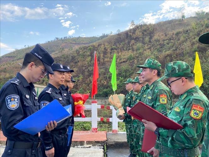Bộ đội Biên phòng tỉnh Lai Châu (Việt Nam) và Chi đội Quản lý biên giới Hồng Hà, Trạm kiểm tra Biên phòng xuất, nhập cảnh Kim Thủy Hà (Trung Quốc) tổ chức tuần tra liên hợp, thực thi pháp luật trên biên giới (2/2025). Ảnh: TTXVN phát