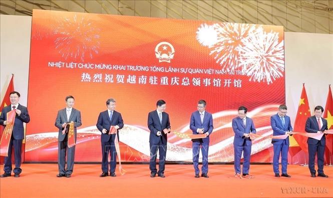 Đại diện lãnh đạo hai nước Việt - Trung thực hiện nghi thức cắt băng khai trương Tổng Lãnh sự quán Việt Nam tại Trùng Khánh, Trung Quốc (10/2025). Ảnh: Công Tuyên-TTXVN