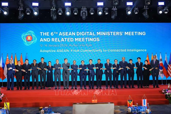 Thủ tướng Phạm Minh Chính cùng Bộ trưởng phụ trách lĩnh vực công nghệ thông tin, viễn thông và chuyển đổi số của các nước thành viên ASEAN và đại diện các nước Mỹ, Trung Quốc, Nhật Bản. Ảnh: Hoàng Hiếu - TTXVN 