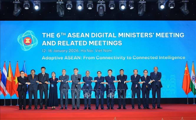 Thủ tướng Phạm Minh Chính cùng Bộ trưởng phụ trách lĩnh vực công nghệ thông tin, viễn thông và chuyển đổi số của các nước thành viên ASEAN. Ảnh: Hoàng Hiếu - TTXVN 