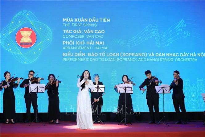 Tiết mục văn nghệ biểu diễn tại buổi lễ. Ảnh: Hoàng Hiếu - TTXVN