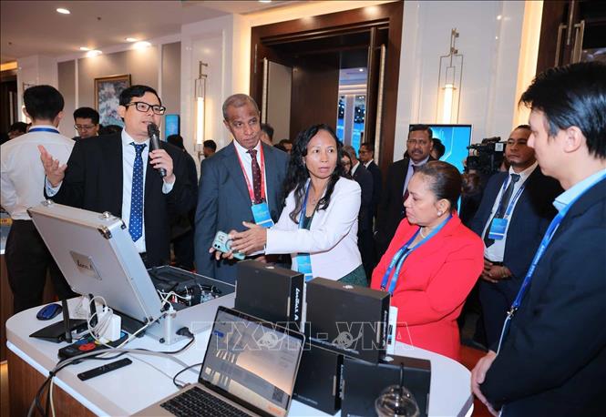 Các đại biểu tham quan các sản phẩm công nghệ được trưng bày tại buổi lễ. Ảnh: Hoàng Hiếu - TTXVN