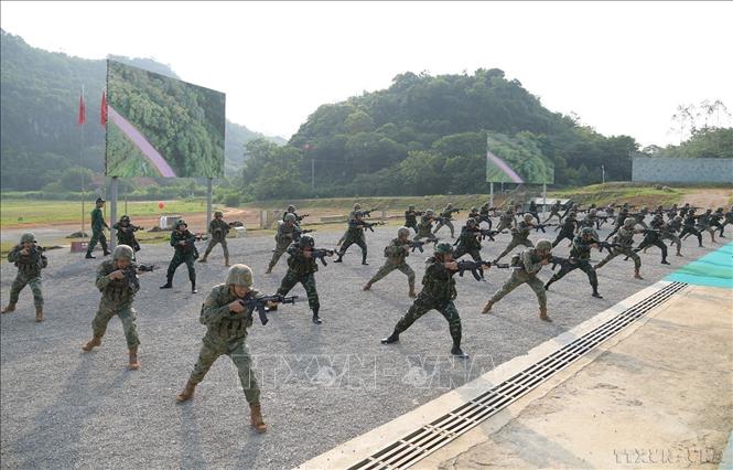 Bộ đội Lục quân hai nước trình diễn khoa mục huấn luyện tại Lễ Huấn luyện liên hợp Lục quân Việt Nam - Trung Quốc năm 2025 tại Căn cứ huấn luyện Giang Long Sùng Tả, Quảng Tây (Trung Quốc, 7/2025). Ảnh: TTXVN phát