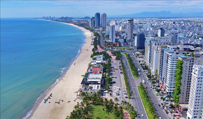 Thành phố Đà Nẵng nay đã trở thành điểm đến du lịch nổi tiếng trong nước và quốc tế, với lợi thế hạ tầng phát triển và bãi biển trải dài hàng trăm cây số. Ảnh: Quốc Dũng - TTXVN