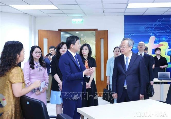 Đoàn đại biểu Nhân dân nhật báo (Trung Quốc) thăm báo điện tử VietnamPlus - Thông tấn xã Việt Nam (24/03/2025). Ảnh: Phương Hoa - TTXVN