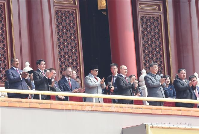 Sáng 3/9/2025, tại Quảng trường Thiên An Môn ở Thủ đô Bắc Kinh, Trung Quốc, Chủ tịch nước Lương Cường cùng lãnh đạo các nước tham dự Lễ kỷ niệm 80 năm Chiến thắng phát xít của nhân dân thế giới. Ảnh: Lâm Khánh – TTXVN