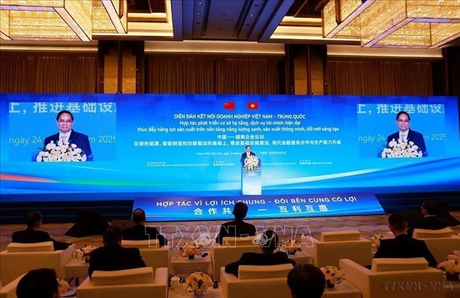 Thủ tướng Phạm Minh Chính phát biểu tại Diễn đàn kết nối doanh nghiệp Việt Nam - Trung Quốc với chủ đề: “Hợp tác phát triển cơ sở hạ tầng, dịch vụ tài chính hiện đại, thúc đẩy năng lực sản xuất trên nền tảng năng lượng xanh, sản xuất thông minh, đổi mới sáng tạo” ở thành phố Thiên Tân (Trung Quốc, 6/2025). Ảnh: Dương Giang-TTXVN
