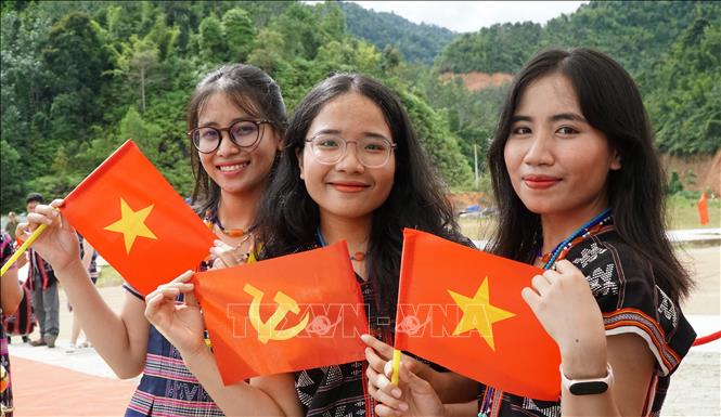 Các thiếu nữ đồng bào Cơ Tu (xã Tây Giang, thành phố Đà Nẵng). Ảnh: Quốc Dũng - TTXVN