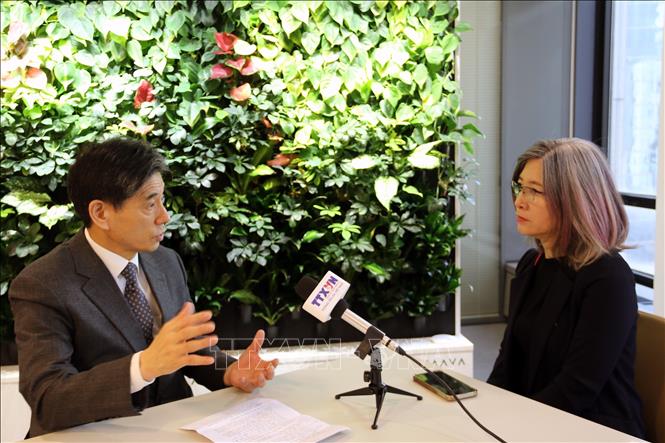 Ông Kwon Sung-taek, Phó Chủ tịch điều hành Hiệp hội giao lưu văn hóa, kinh tế Hàn - Việt (KOVECA) trả lời phỏng vấn của Phóng viên TTXVN tại Hàn Quốc. Ảnh: Trường Giang - PV TTXVN tại Hàn Quốc