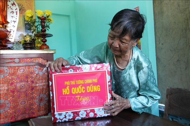 Locals in flood-hit Hoa Thinh commune treasure the assistance of the Party, State as well as the efforts of the armed forces to rebuild and repair their houses. VNA Photo: Tuấn Anh