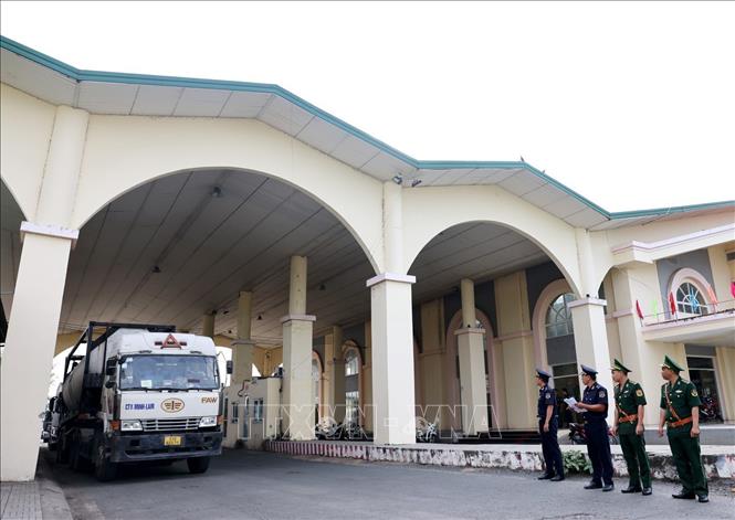 Lực lượng Hải quan phối hợp với Bộ đội Biên phòng kiểm soát phương tiện xuất nhập cảnh qua cửa khẩu quốc tế Tịnh Biên, phường Tinh Biên, tỉnh An Giang. Ảnh: Phạm Hậu - TTXVN