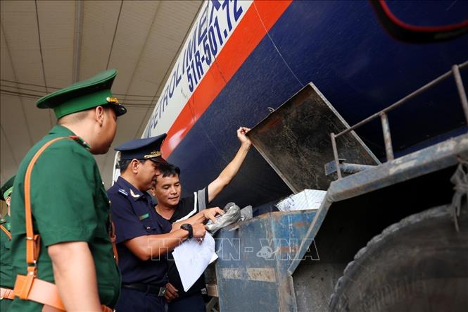 Lực lượng Hải quan phối hợp với Bộ đội Biên phòng kiểm soát phương tiện xuất nhập cảnh qua cửa khẩu quốc tế Tịnh Biên, phường Tinh Biên, tỉnh An Giang. Ảnh: Phạm Hậu - TTXVN