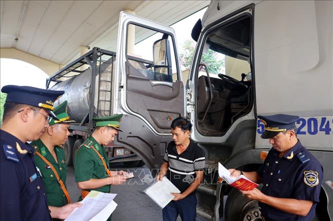 Lực lượng Hải quan phối hợp với Bộ đội Biên phòng kiểm soát phương tiện xuất nhập cảnh qua cửa khẩu quốc tế Tịnh Biên, phường Tinh Biên, tỉnh An Giang. Ảnh: Phạm Hậu - TTXVN