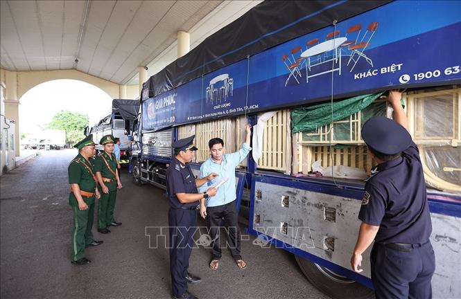 Lực lượng Hải quan phối hợp với Bộ đội Biên phòng kiểm soát phương tiện xuất nhập cảnh qua cửa khẩu quốc tế Tịnh Biên, phường Tinh Biên, tỉnh An Giang. Ảnh: Vũ Sinh - TTXVN
