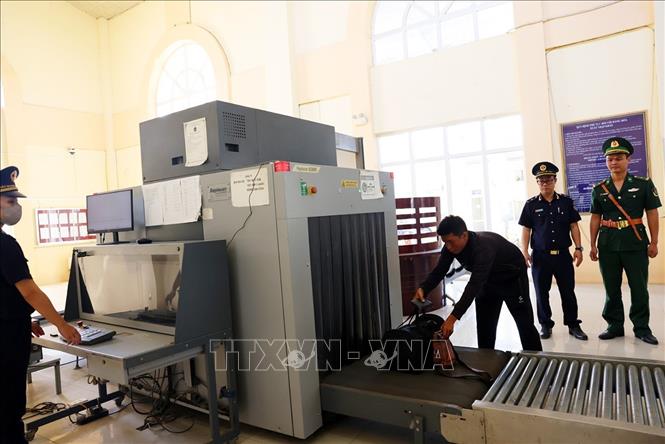 Lực lượng Hải quan phối hợp với Bộ đội Biên phòng kiểm soát hành lý của khách nhập cảnh qua cửa khẩu quốc tế Tịnh Biên, phường Tinh Biên, tỉnh An Giang. Ảnh: Phạm Hậu - TTXVN