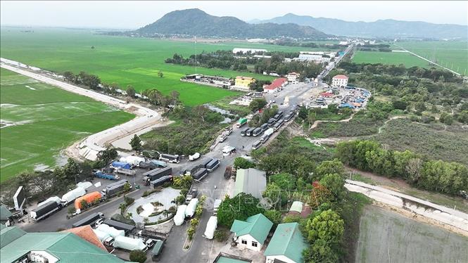 Hoạt động xuất nhập khẩu hàng hoá tại cửa khẩu quốc tế Tịnh Biên, phường Tinh Biên, tỉnh An Giang. Ảnh: Vũ Sinh - TTXVN