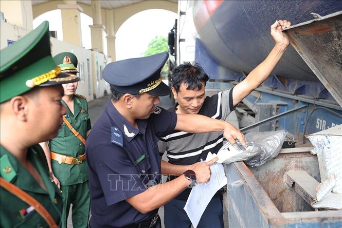 Lực lượng Hải quan phối hợp với Bộ đội Biên phòng kiểm soát phương tiện xuất nhập cảnh qua cửa khẩu quốc tế Tịnh Biên, phường Tinh Biên, tỉnh An Giang. Ảnh: Vũ Sinh - TTXVN