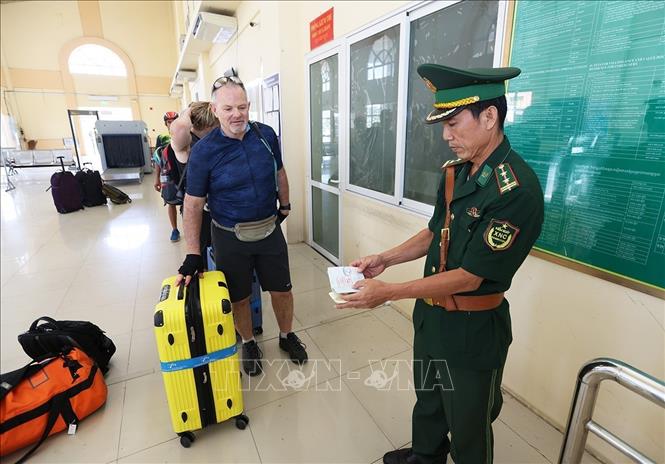 Lực lượng Bội đội Biên phòng giám sát hành khách xuất cảnh tại cửa khẩu quốc tế Tịnh Biên, phường Tinh Biên, tỉnh An Giang. Ảnh: Vũ Sinh - TTXVN
