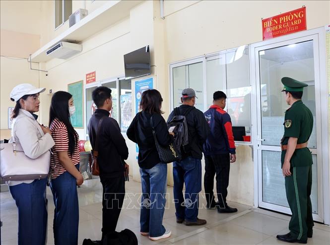 Hành khách làm thủ tục xuất cảnh tại cửa khẩu quốc tế Tịnh Biên, phường Tinh Biên, tỉnh An Giang. Ảnh: Phạm Hậu - TTXVN