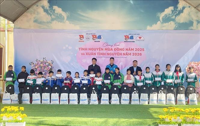 Tỉnh đoàn Lạng Sơn tổ chức Chương trình Tình nguyện mùa Đông năm 2025 tại trường Tiểu học thị trấn Thất Khê. Ảnh: Anh Tuấn – TTXVN