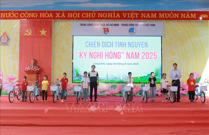 Tặng xe đạp cho học sinh trường THPT Đồng Đăng có hoàn cảnh khó khăn tại Chiến dịch tình nguyện “Kỳ nghỉ hồng”. Ảnh: Anh Tuấn – TTXVN