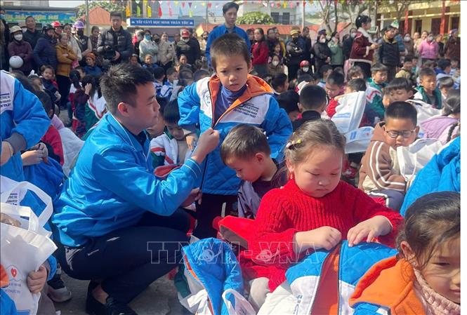 Tỉnh đoàn Lạng Sơn tổ chức Chương trình Tình nguyện mùa Đông năm 2025 tại trường Tiểu học Thị trấn Thất Khê. Ảnh: Anh Tuấn – TTXVN
