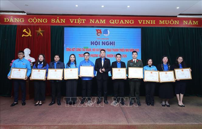 Phó Chủ tịch Ủy ban MTTQ Việt Nam tỉnh Lạng Sơn Đoàn Thành Công, Bí thư Tỉnh đoàn, Chủ tịch Hội LHTN Việt Nam tỉnh Lạng Sơn trao Bằng khen của Chủ tịch UBND tỉnh cho các tập thể, cá nhân có thành tích xuất sắc trong công tác Đoàn và phong trào thanh thiếu nhi giai đoạn 2022 - 2025. Ảnh: Anh Tuấn – TTXVN