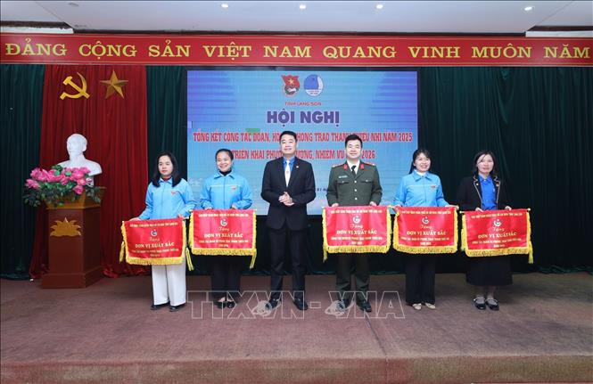Các tập thể nhận Cờ thi đua của Tỉnh đoàn Lạng Sơn vì đã có thành tích xuất sắc trong công tác Đoàn và phong trào thanh thiếu nhi năm 2025. Ảnh: Anh Tuấn – TTXVN
