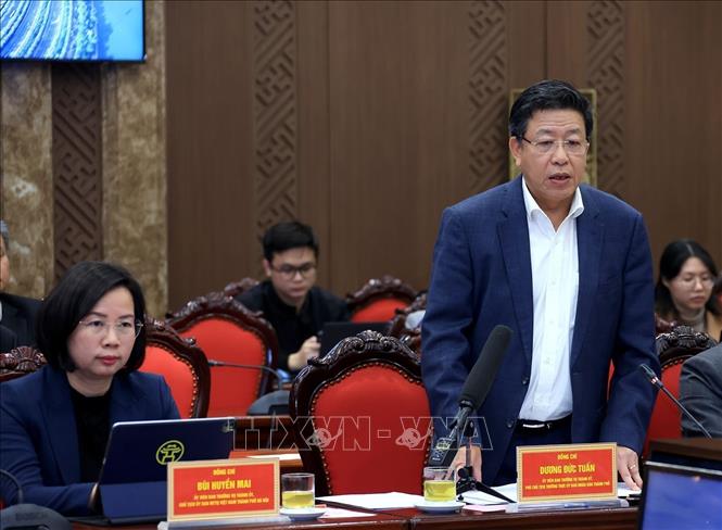 Phó Chủ tịch Thường trực UBND Thành phố Hà Nội Dương Đức Tuấn báo cáo quy hoạch tổng thể Thủ đô Hà Nội. Ảnh: Tuấn Anh - TTXVN